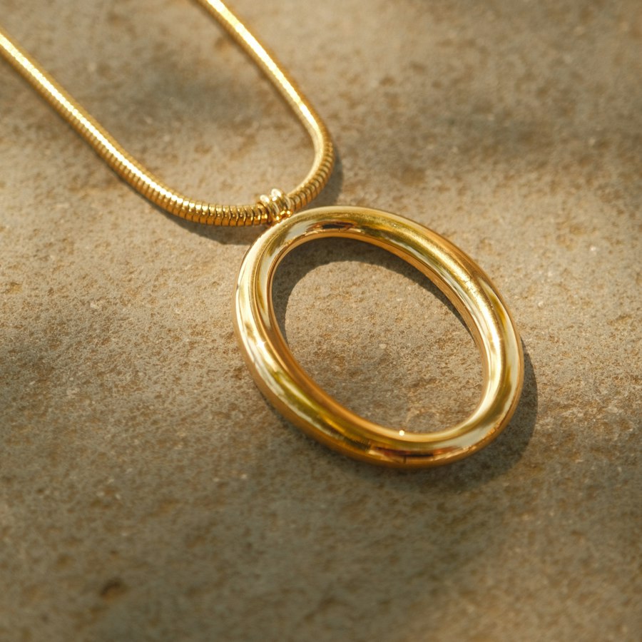 Collier médaillon ovale