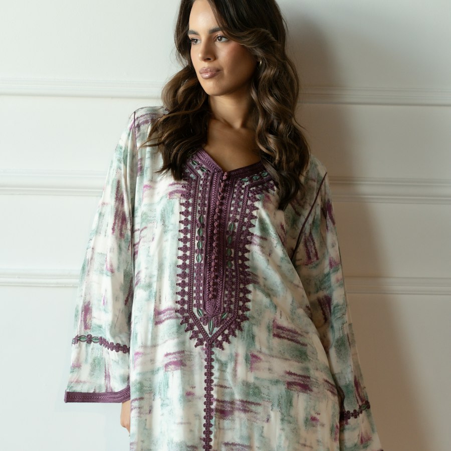 Caftan brodé col perlé