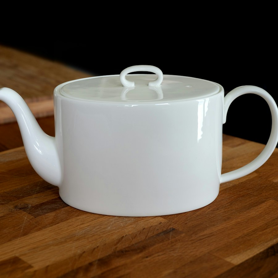 Théière blanche et bois