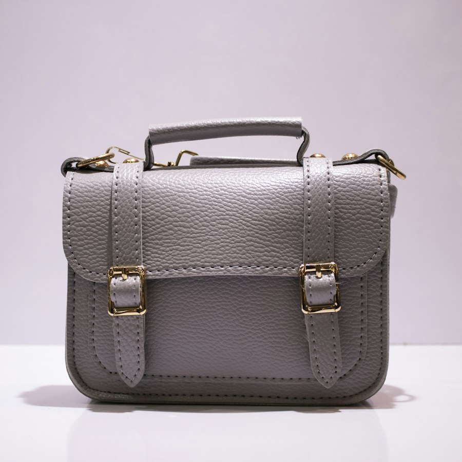 Cartable gris à boucles dorées