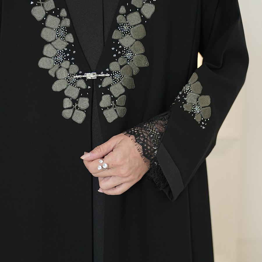 Abaya noire brodée florale